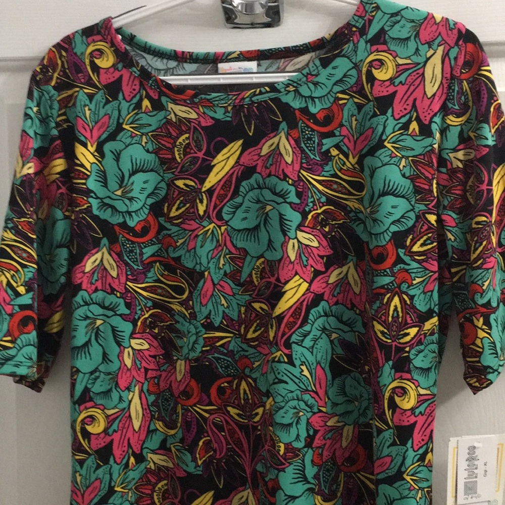 🎉💕BEAUTIFUL BNWT LULAROE XL GIGI TOP💕🎉